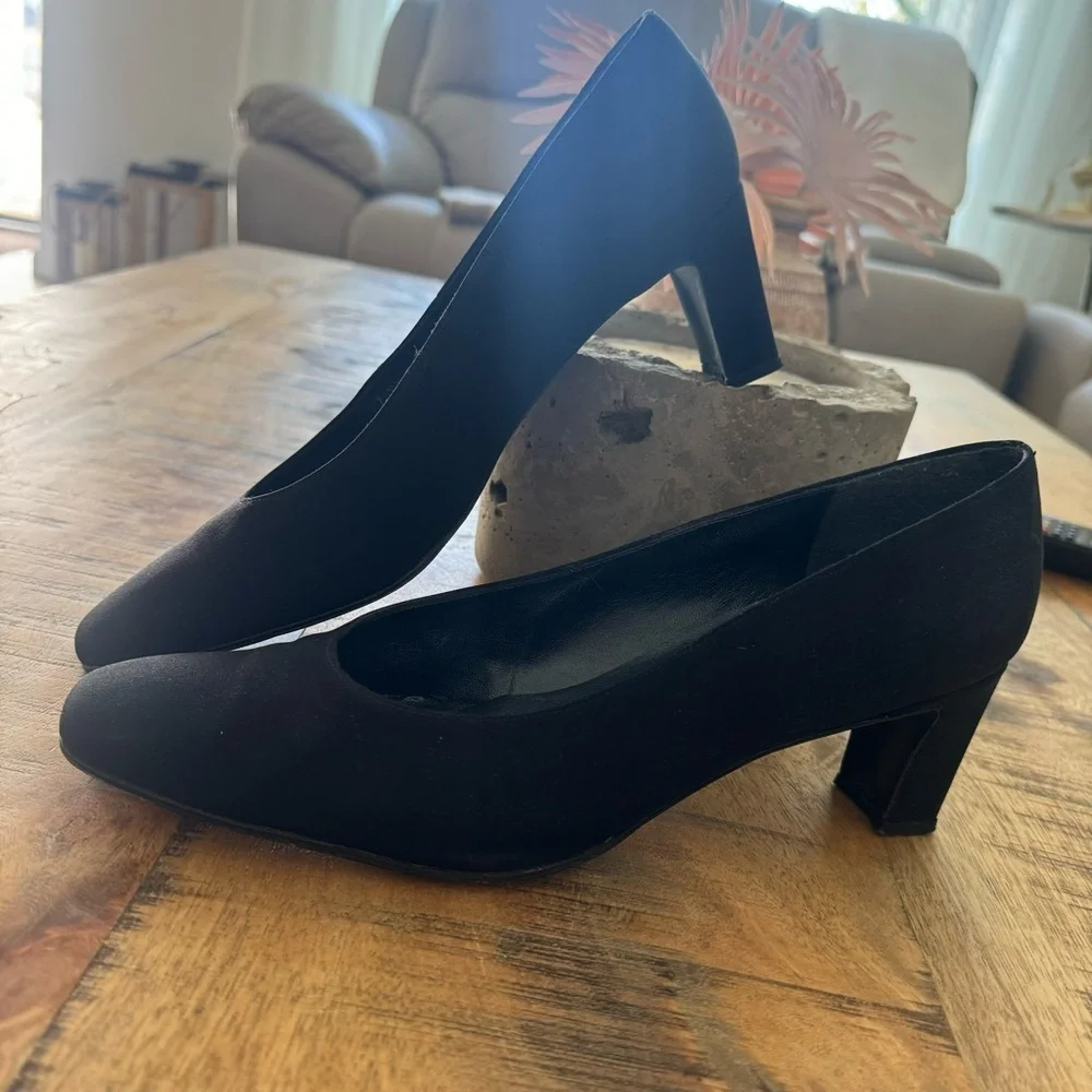 Stuart Weitzman Viclassy Cordine Heel Pumps in Black Canvas Size 10.5 AA